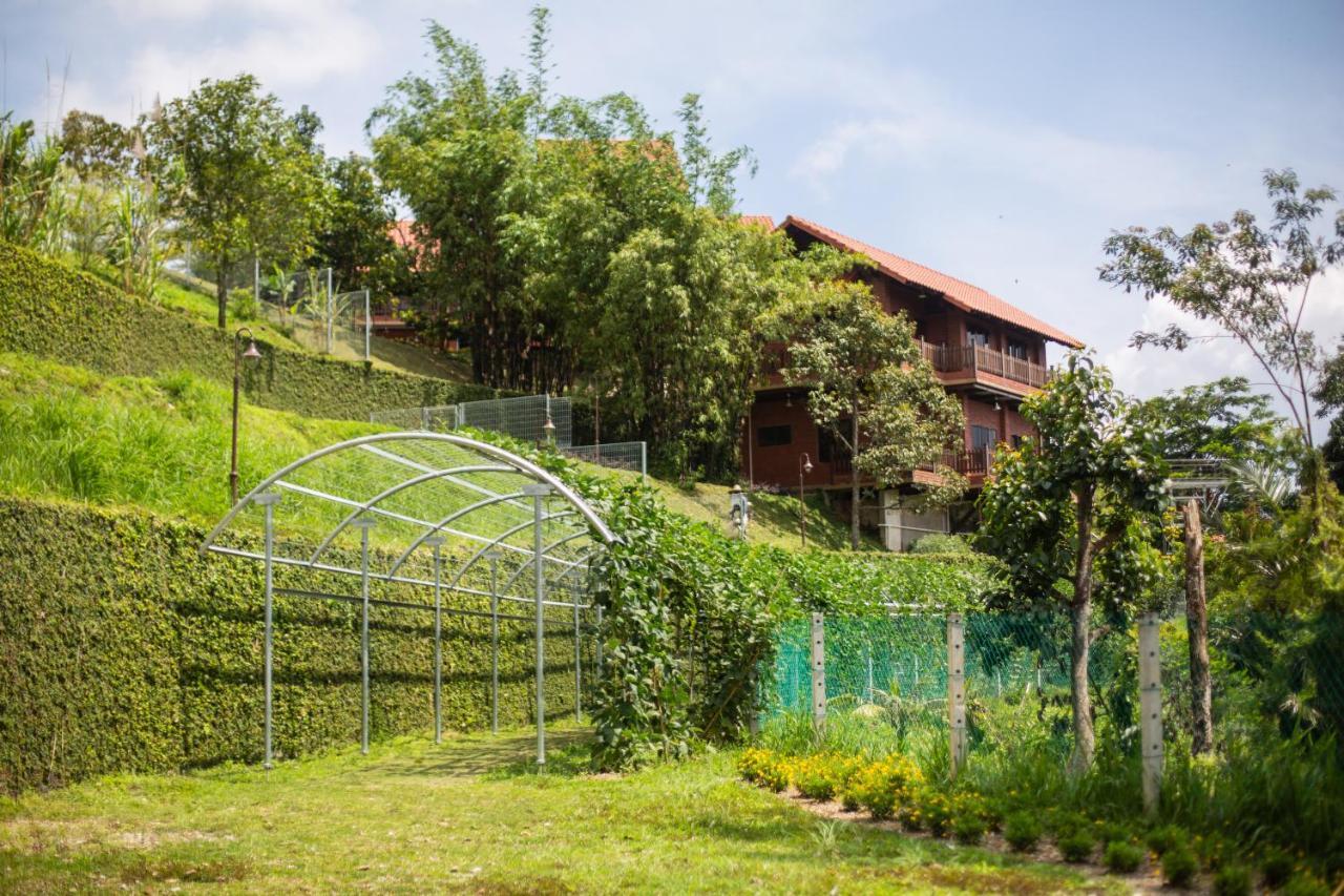Red House The Garden Stay In Bukit Tinggi By Play Бентонг Экстерьер фото