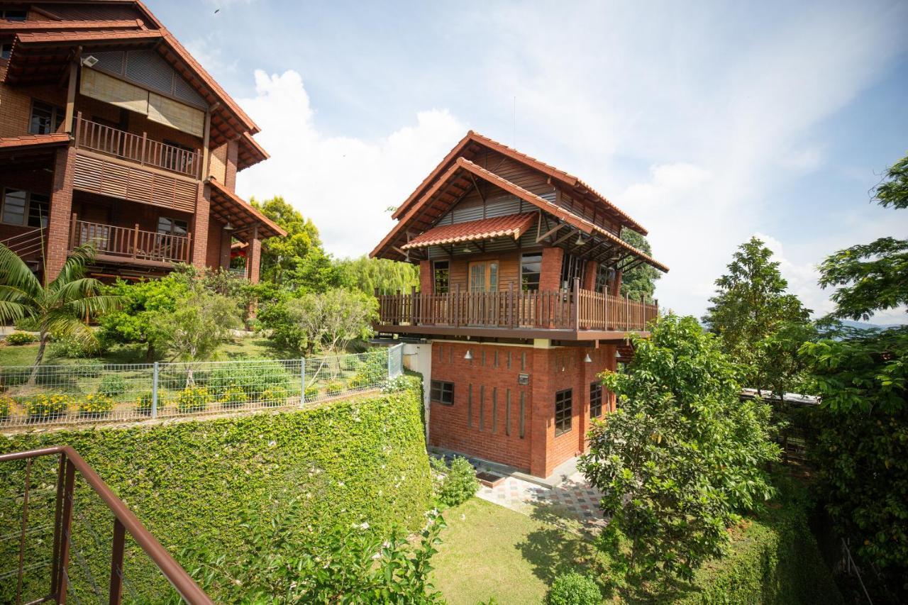 Red House The Garden Stay In Bukit Tinggi By Play Бентонг Экстерьер фото
